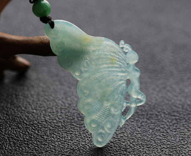 雕刻|投资翡翠饰品有窍门,作为新手收藏者,掌握这些知识就够了