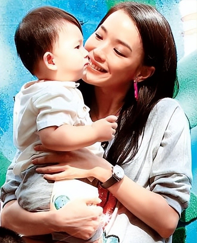 舒淇|舒淇与杨颖合照,哪个更美?舒淇,快50岁的人了,一点也不显老