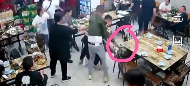 唐山打人案:开始反抗最激烈的黑衣女子哪里去了?她第一个报警吗