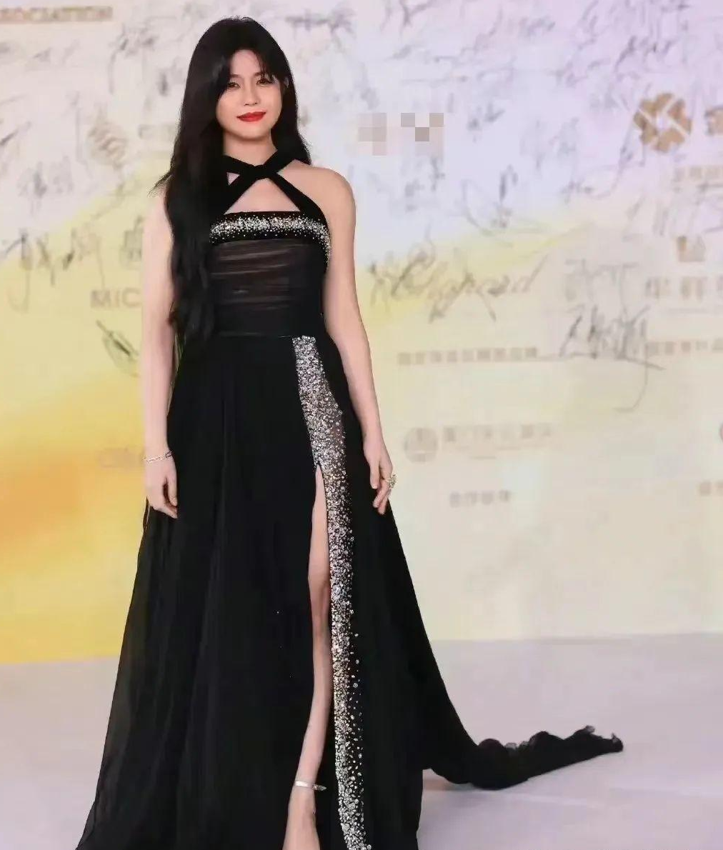 秦岚|高开叉裙，别乱穿，袁姗姗腿粗，周冬雨假性感，还是这些明星赢了