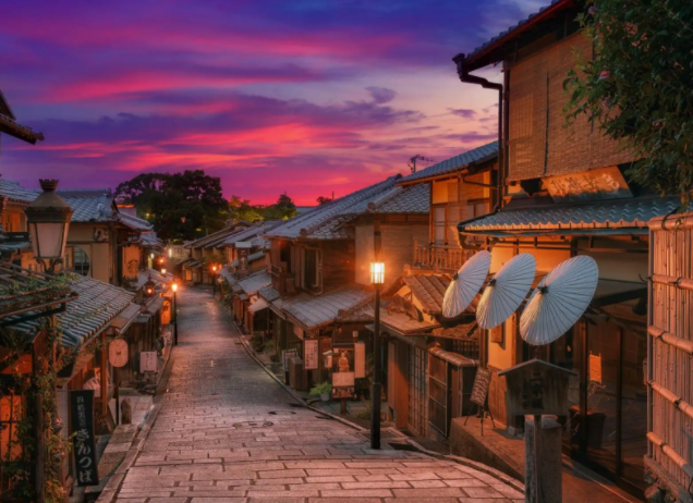 露营|京都，是日本的旧京城，由于它是仿照我国唐代洛阳的形式建成的