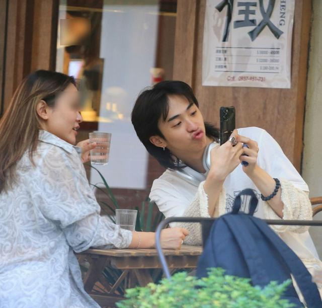 庾恩利|戴长假发穿比基尼，用手遮胸眼神妩媚，庾澄庆儿子再换火辣中空装！