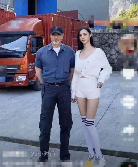 徐少强|?71岁徐少强与长腿美女合照，为养11岁幼子不停接戏，能动就不退出