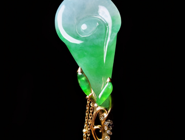 翡翠|因为翡翠受到人们的欢迎，所以在市场上，出现了多种多样的形态