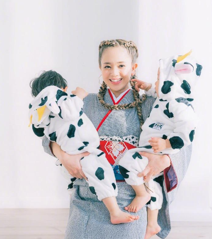 苍井空|乱花渐欲迷人眼,苍井空晒与3位女友合照,网友:我居然都认识