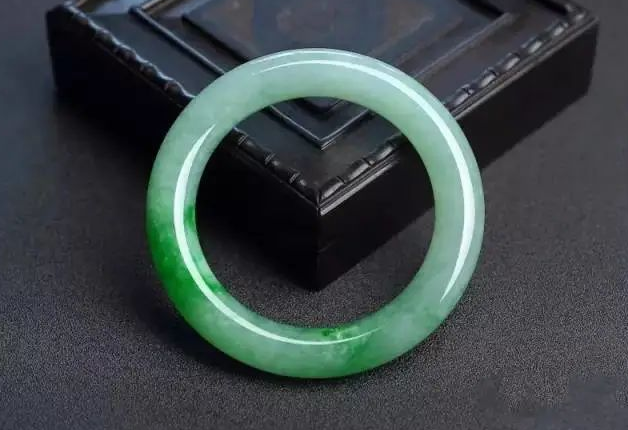 翡翠手镯|翡翠手镯对原料要求很高，每个都是唯一的存在，所以价值也很昂贵