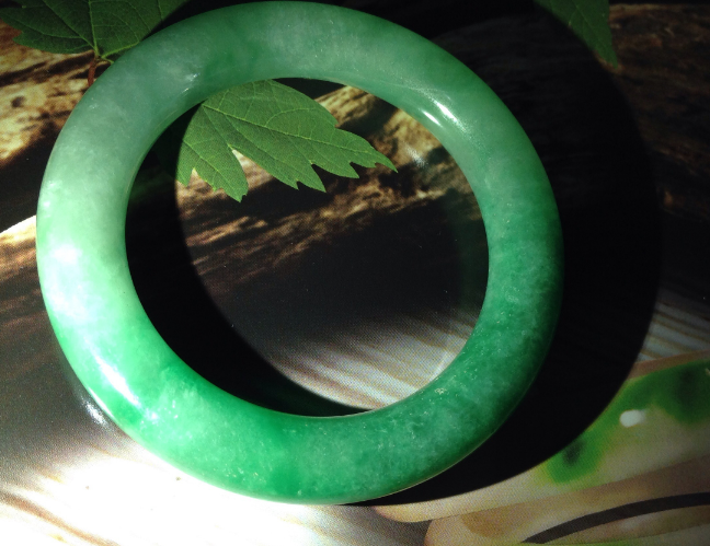 翡翠手镯|有裂痕的翡翠手镯能买吗？首先看裂痕的轻重，再决定要不要买