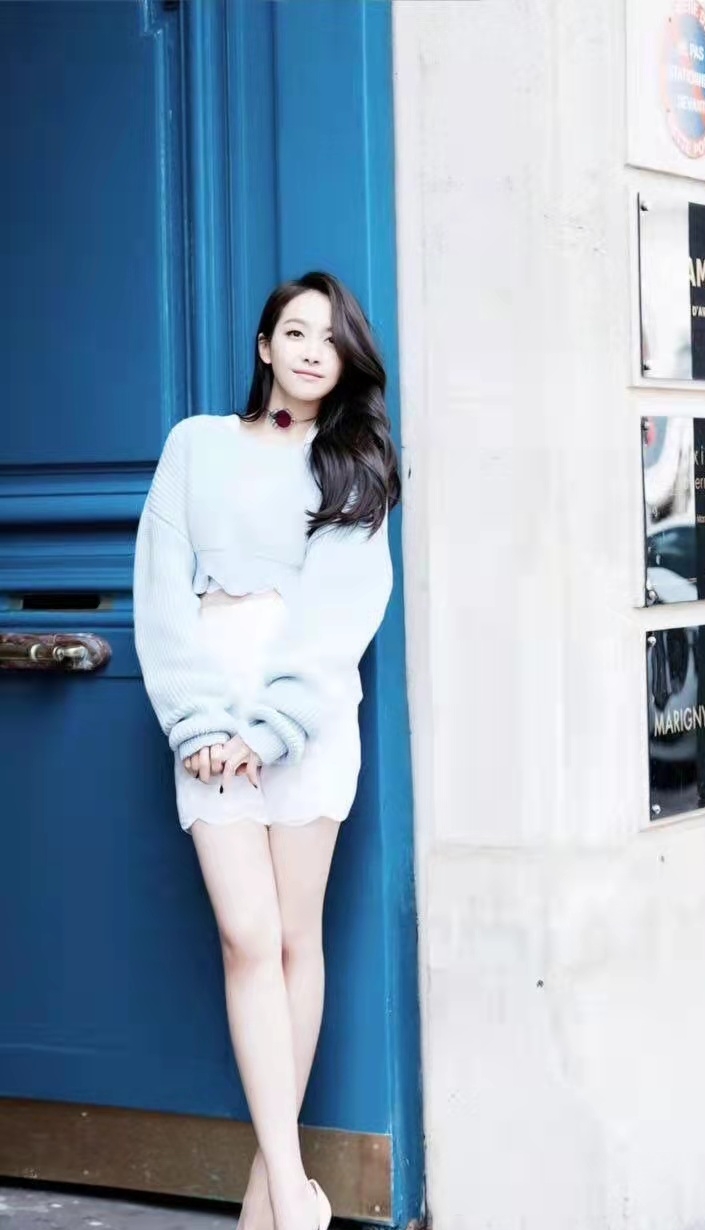 宋茜 宋茜这身造型真大方,短发配背心干净利落,休闲中带着知性美