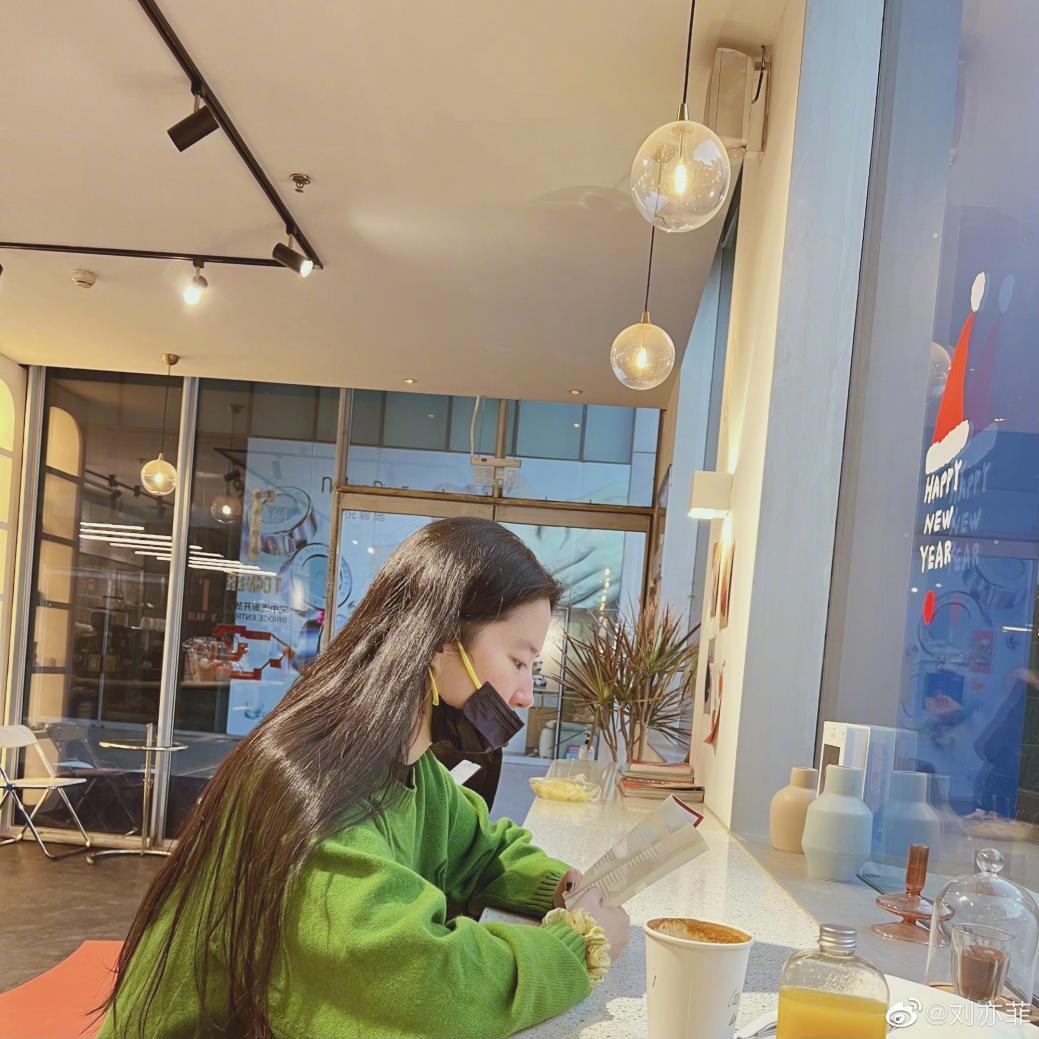 刘亦菲|刘亦菲素颜喝咖啡随拍,这样的神仙姐姐你们喜欢吗?