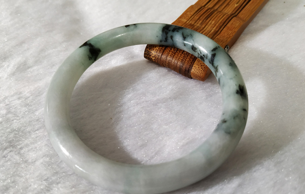 翡翠|翡翠首饰多种多样,为什么手镯那么贵呢?和这几个方面有关