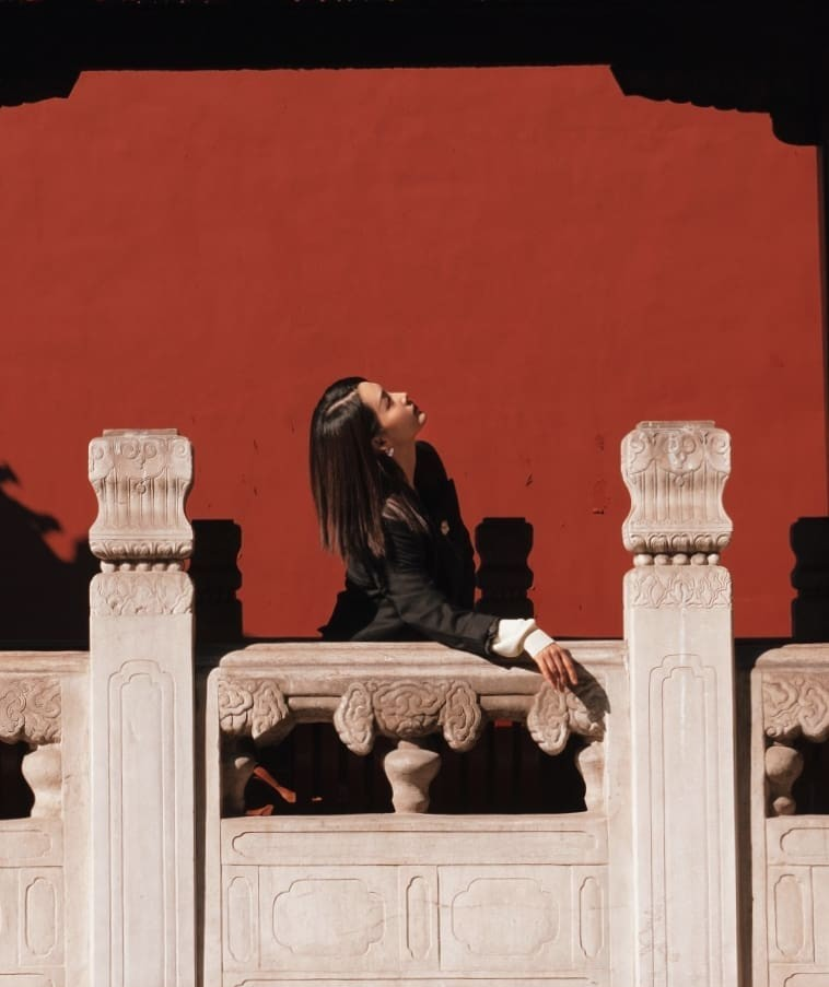 李沁|李沁晒秋日穿搭美照,黑色西服搭深咖色休闲裤,轻松打造时髦感