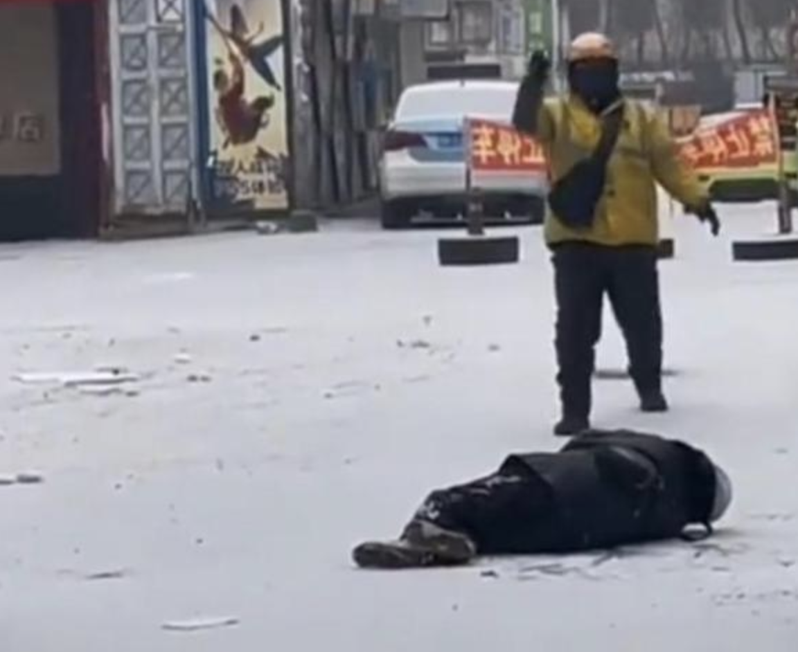 一百多公斤摩托车被老人损坏,向其监护人索赔竟避而不见