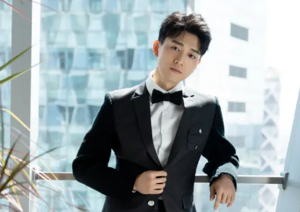 易大千|多才多艺的易大千，拥有帅气迷人的身材，早已经获得观众的喜欢