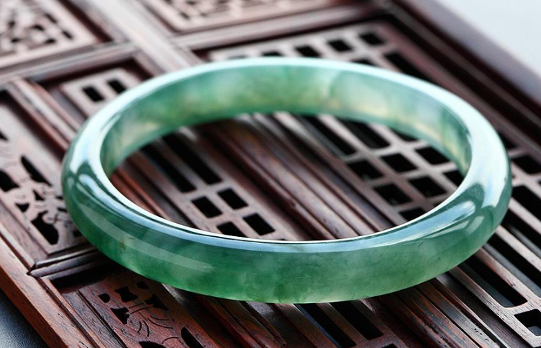 冰种翡翠|常见的三种冰种翡翠手镯，每一款都有各自的优点，尽显无限魅力