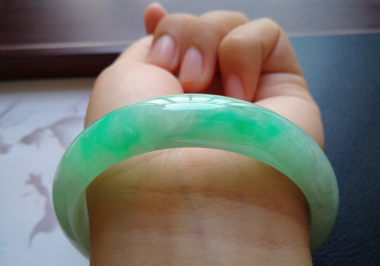 翡翠手镯|翡翠手镯色彩缤纷，每一个品种表现都不同，他们的价值也都不同