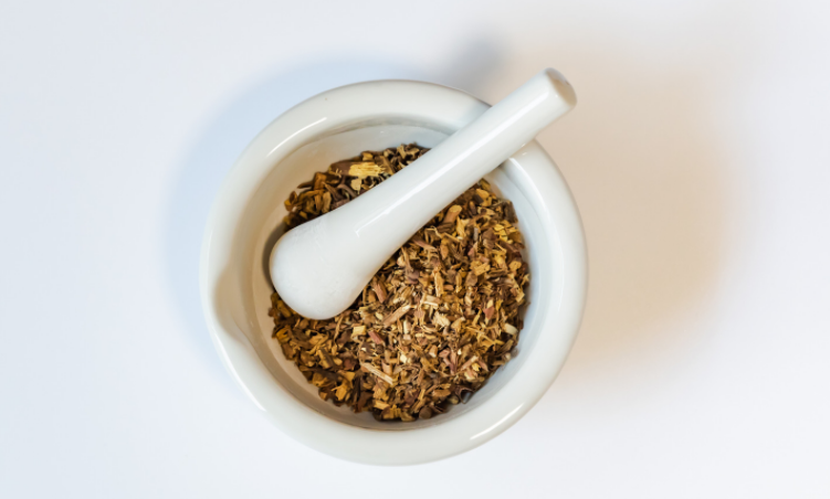 牙齿|中年以后,出现牙龈萎缩、牙齿松动、牙缝变大,中医:有小妙招,2分钟学会