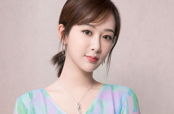 杨紫|原来杨紫的经纪人是她，还是很多大热剧的配音演员，看到身份后，杨紫真幸福！