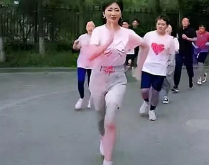 赵雅芝|赵雅芝与工作人员晨跑，步态矫健，难以相信她已70岁