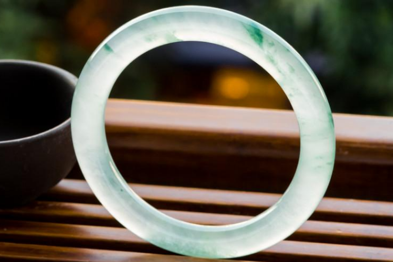 翡翠|翡翠是没有价格的,因为它的价值体现在多方面,没有标准的范围