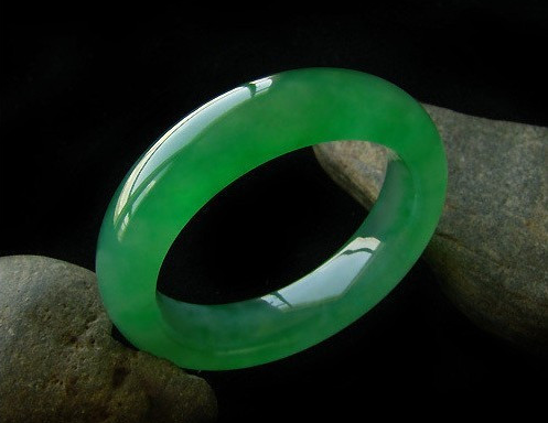 翡翠手镯|喜欢收藏翡翠的人都知道,翡翠手镯的价值最高,只因它的品质最好