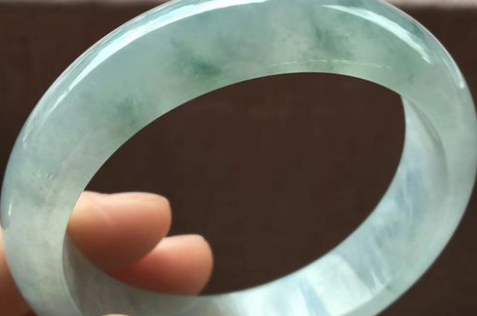 翡翠手镯|翡翠手镯的价值高,因为品质好,了解翡翠的都知道。