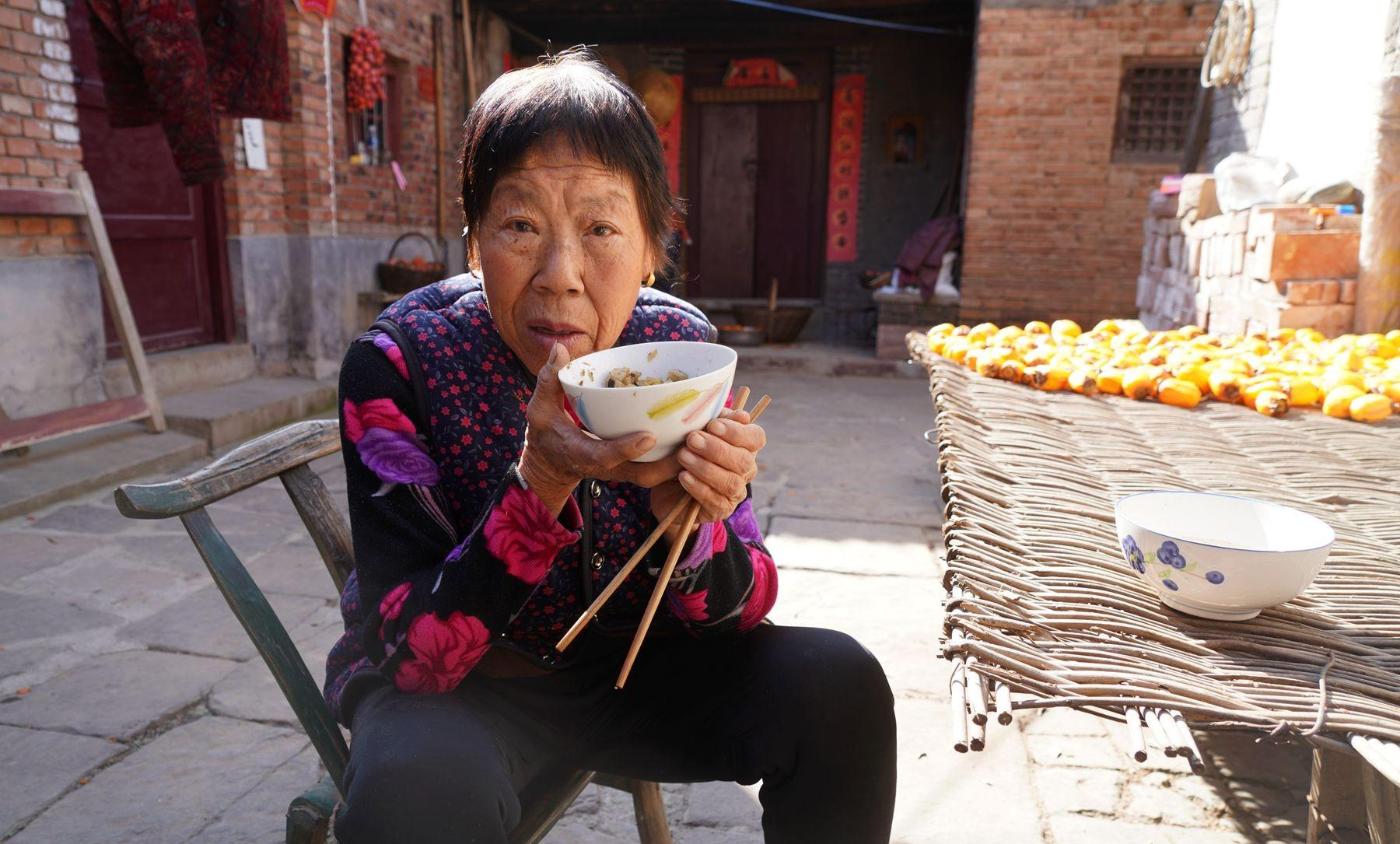 河南小山村,1个小院生活2家人60年,和睦相处没有红过脸
