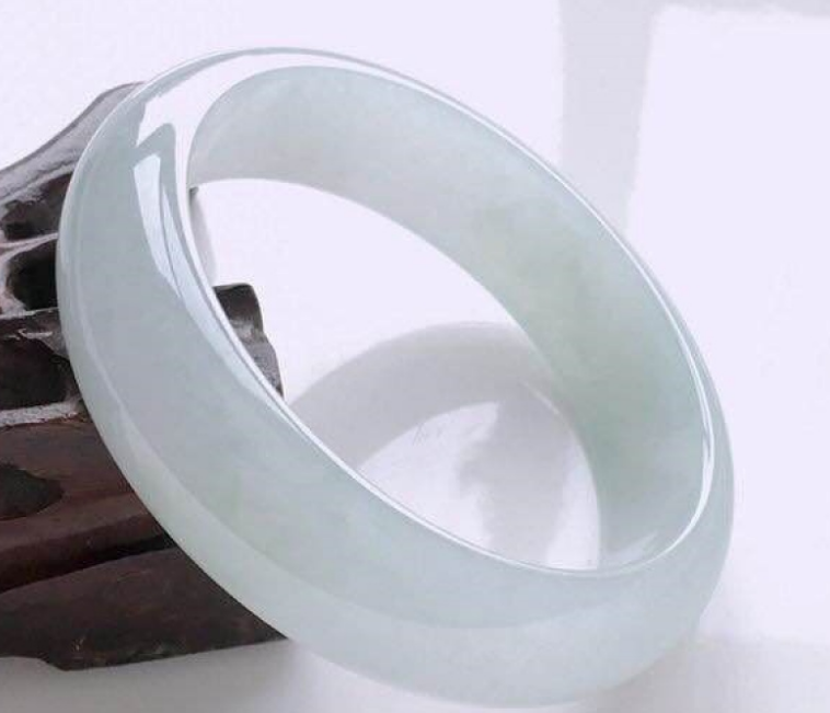 翡翠手镯价格居高不下，几万块钱的预算，买不到品质高的镯子