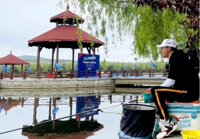 |邓刚，1971年出生湖北黄石人，28岁辞职，不顾家人反对，全职钓鱼