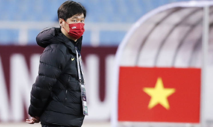 国足|国足包机归来！洛国富等从更衣室直奔机场，李霄鹏率队隔离21天
