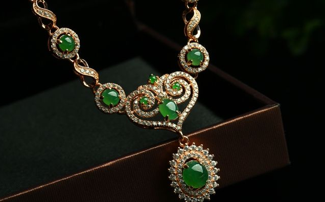 三彩|翡翠中的知识非常复杂,三彩不等于三色,含义价钱都相差很多