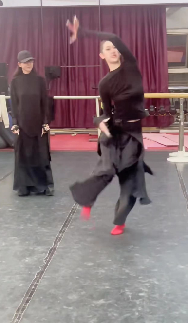 杨丽萍|曝杨丽萍携侄女现身,女方身材火辣舞姿妖娆,疑将替代小彩旗