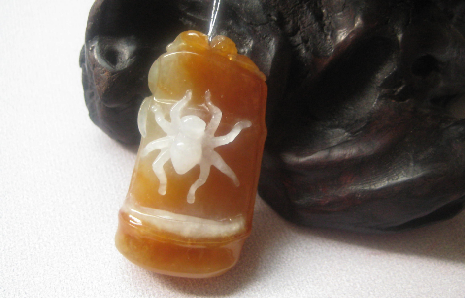 蜘蛛|蜘蛛相貌丑陋，但是因为寓意美好，所以成为翡翠的雕刻题材