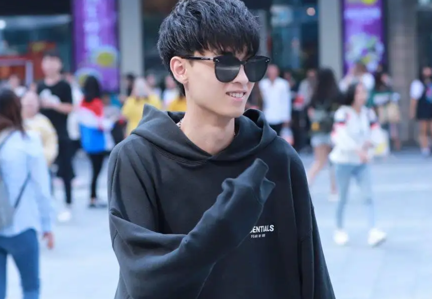 相声|秦霄贤半路出家，相声基本功差，形象在内娱众星中一般