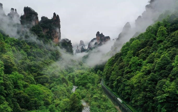 ott|天门山是私营的，全是后期开发的，全是些修出来的风景