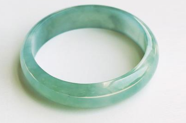 翡翠手镯|为什么每天辛辛苦苦保养的翡翠,颜色越来越难看,这也太奇怪了吧