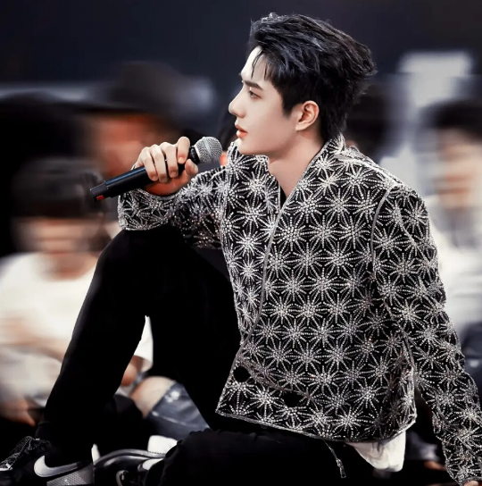 王一博|王一博:被誉为乐华“财神爷”!杜华“不惜一切”都要留下他