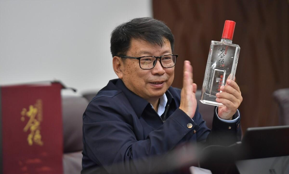 浙江男子16年前存下一瓶五粮液,今年拿出来一看,心都凉了