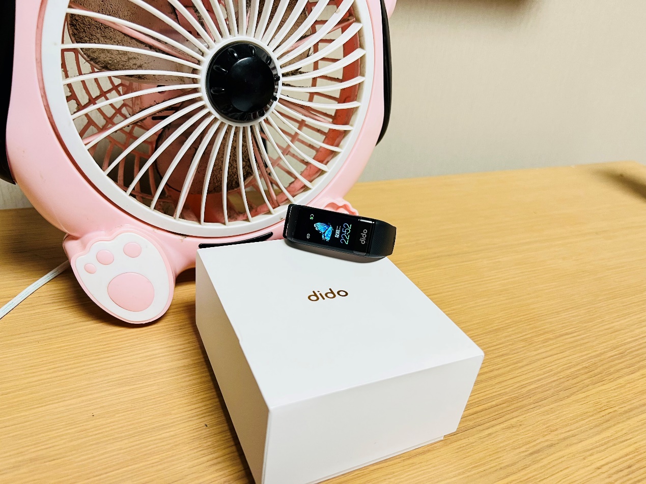 硬盘|华为、小米手环遇上大对手，dido Y1智能手环深度评测，血压心率检测更专业