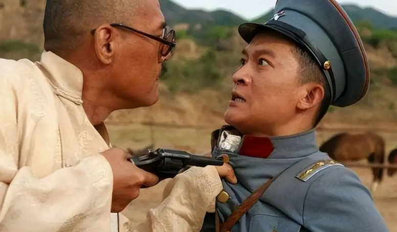 杨志刚|杨志刚：被亲哥哥力捧十几年，一部剧终让他走红