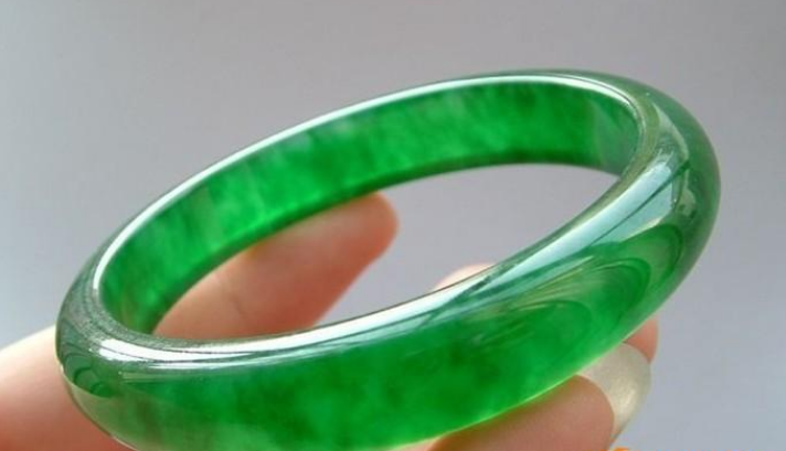 翡翠|翡翠是非常贵重的玉石,佩戴也需要很多讲究,要好好的保养它