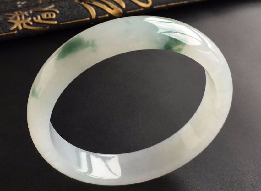 翡翠手镯|翡翠手镯为何如此昂贵?手镯的价格要看哪些?这几个方面很重要