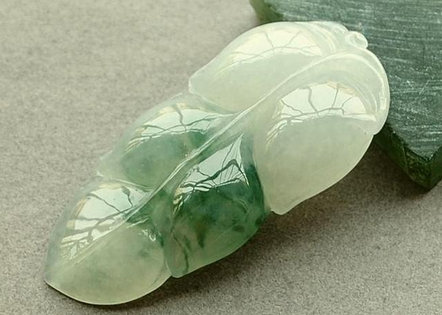 翡翠|翡翠的价格不断上升,让人们看到了它的价值,入手时要十分谨慎