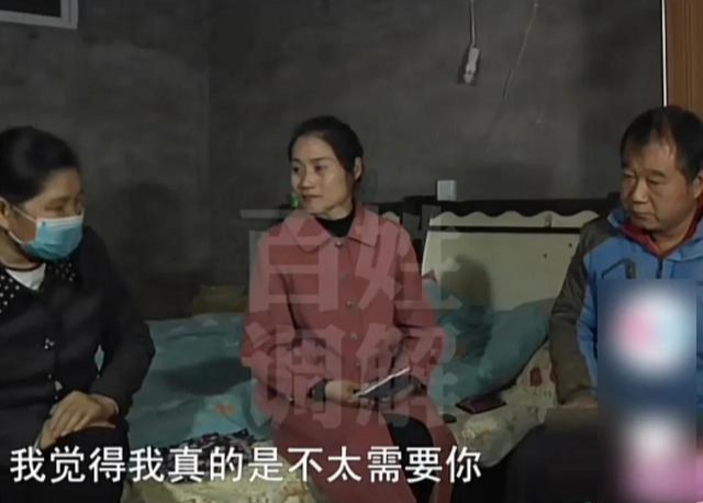 妻子记恨丈夫照顾婆婆三年不回家，拿刀将丈夫赶出门