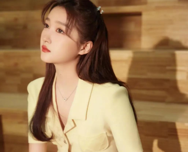 关晓彤|?造型真的是反应明星的一大利器,关晓彤最新造型,网友表示看着像木偶