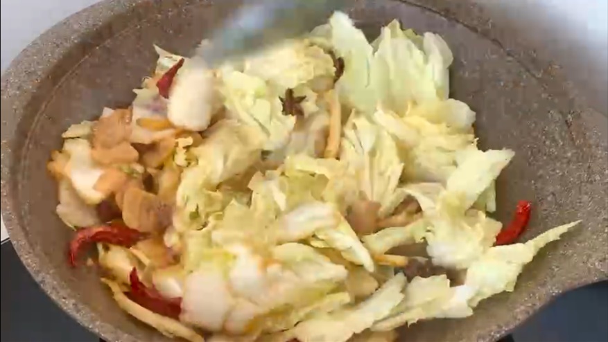 大冷的天，就爱吃点热乎的，家常版大锅菜和鸡蛋汤，做法超简单，营养又美味