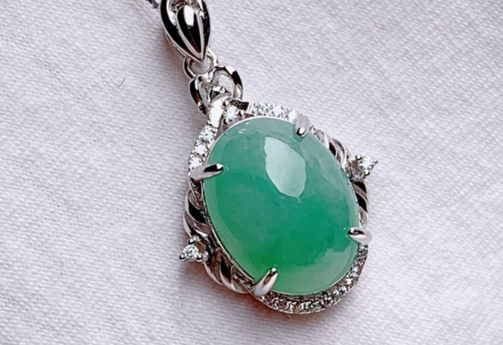 翡翠 原来佩戴翡翠饰品,还有这些讲究?首先指甲颜色不能过于花哨