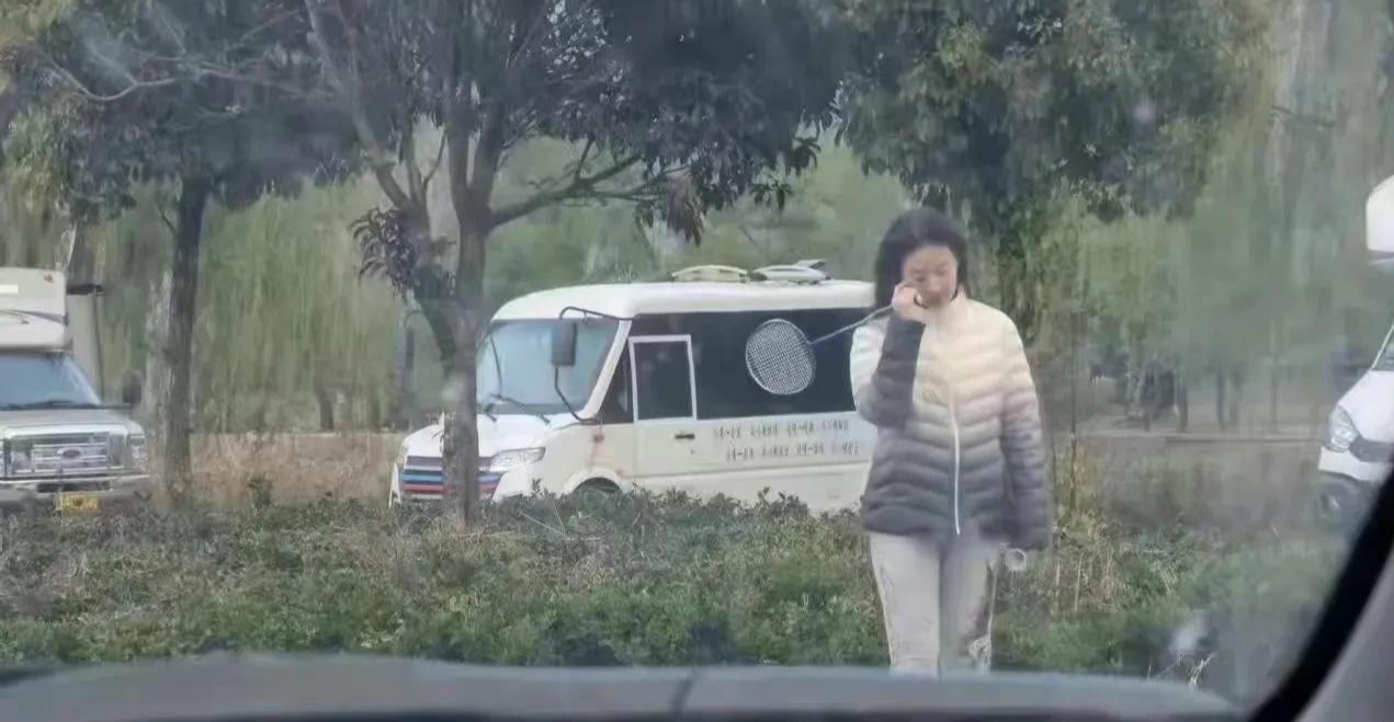 刘亦菲|网友晒照偶遇刘亦菲，年轻漂亮像女大学生，街头买衣服超接地气?