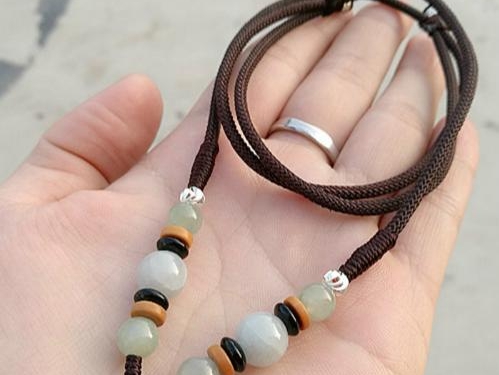 翡翠|翡翠挂绳多是暗色,白色的比较少见,这是为什么呢?