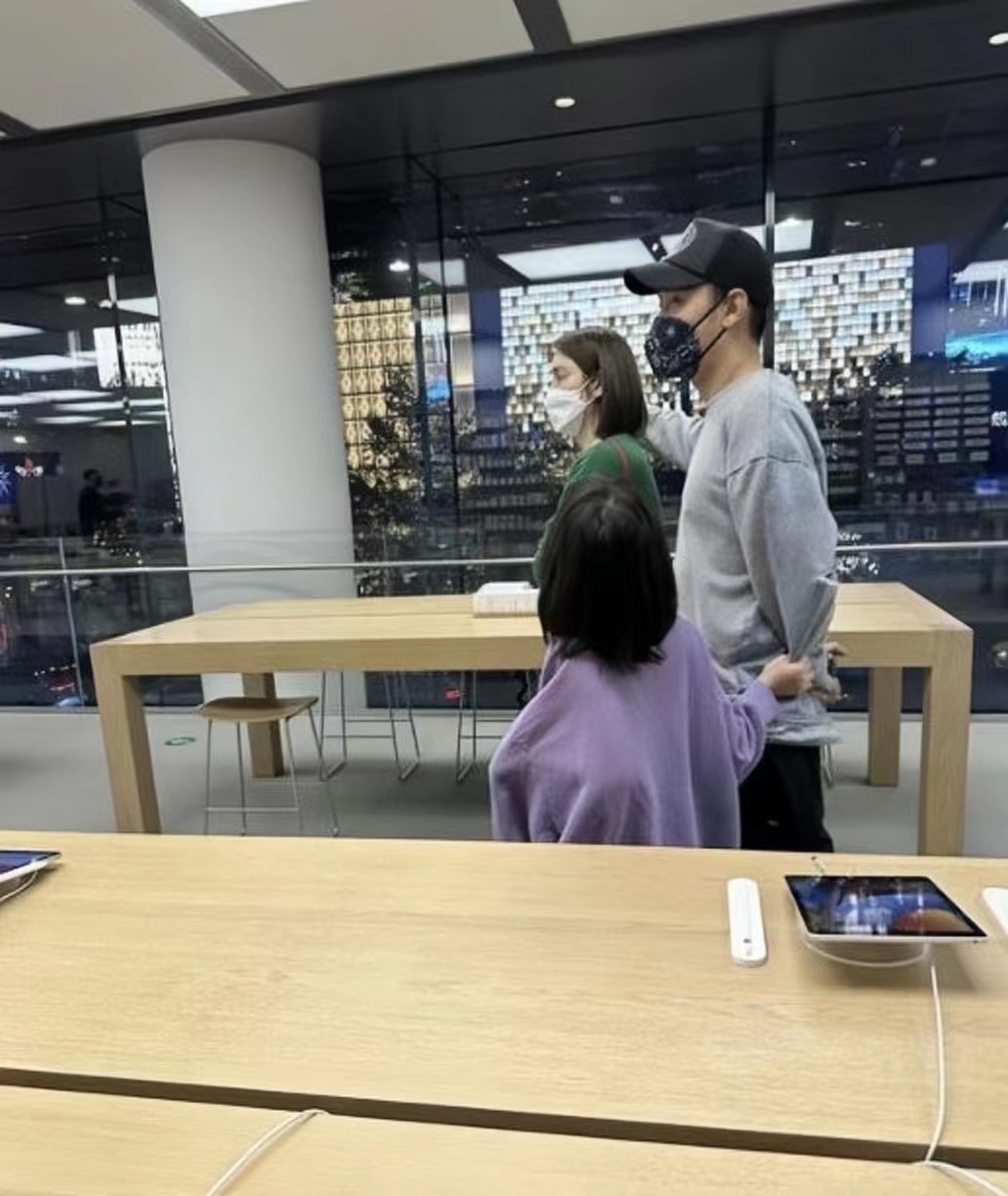 穿衣搭配|张丹峰夫妇现身商场，两人如胶似漆好恩爱，洪欣小腹隆起被疑怀孕