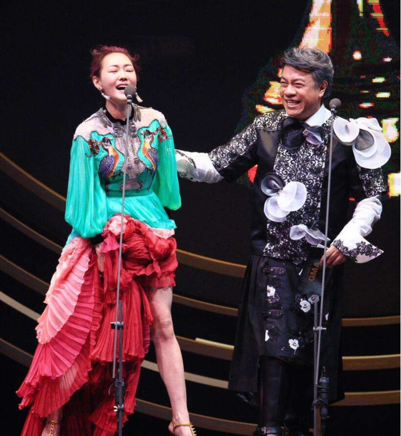 蔡康永|蔡康永，60岁发福显老态，相伴22年男朋友照片，身材魁梧很帅气